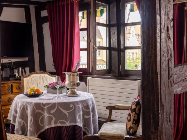 Hotel Restaurant Le Maréchal - Teritoria : photo 10 de la chambre suite lit queen-size avec baignoire spa