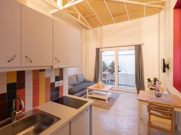 Ether Loft Suites : photo 7 de la chambre suite loft avec terrasse - loft rouge feu