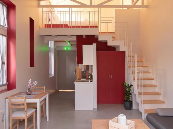 Ether Loft Suites : photo 5 de la chambre suite loft avec terrasse - loft rouge feu