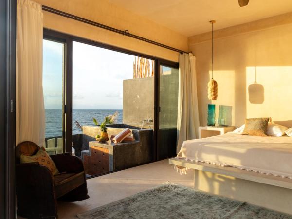 La Posada del Sol Boutique Hotel Tulum : photo 8 de la chambre hébergement lit king-size deluxe principale avec petite piscine et terrasse - côté océan