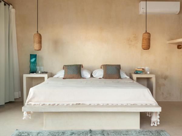 La Posada del Sol Boutique Hotel Tulum : photo 6 de la chambre hébergement lit king-size deluxe principale avec petite piscine et terrasse - côté océan