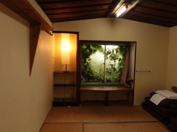 Air Osaka Hostel : photo 1 de la chambre chambre triple de style japonais avec salle de bains commune