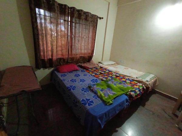 Professionals Pride PG : photo 2 de la chambre chambre triple Économique avec salle de bains commune