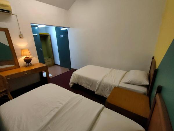 Heeren Inn Melaka : photo 4 de la chambre chambre lits jumeaux standard sans fenêtre