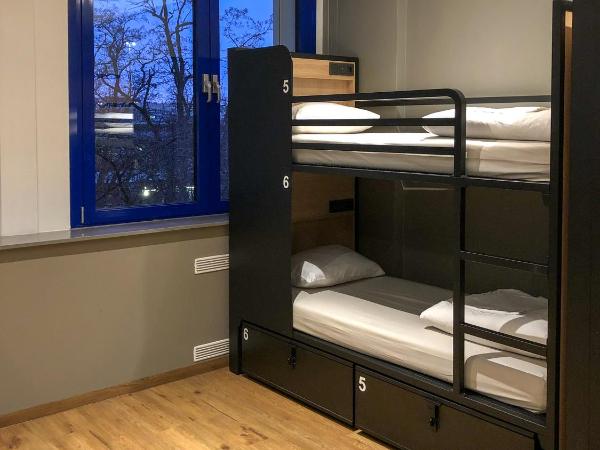 Generator Berlin Prenzlauer Berg : photo 2 de la chambre  chambre privée avec 4 lits et salle de bains commune