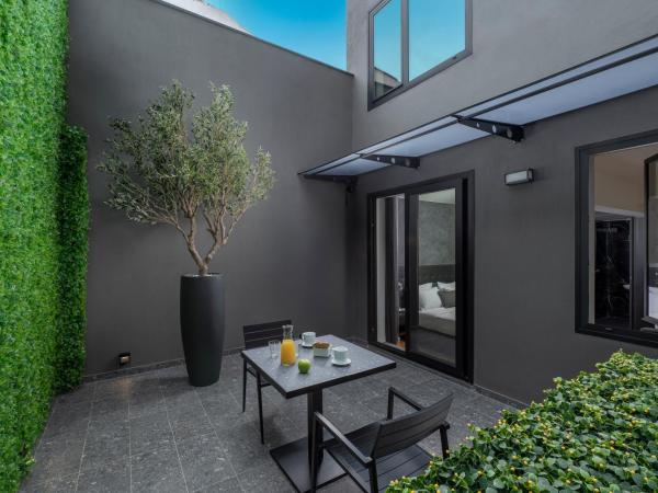 No 15 Ermou Hotel : photo 10 de la chambre chambre double supérieure avec patio