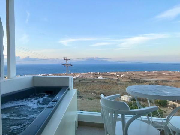Muses Cycladic Suites : photo 2 de la chambre petite suite loft avec jacuzzi extérieur ouvert en saison - vue sur mer