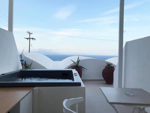 Muses Cycladic Suites : photo 2 de la chambre petite suite en duplex avec jacuzzi extérieur ouvert en saison