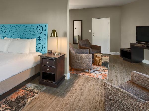 Hotel Indigo San Antonio Riverwalk, an IHG Hotel : photo 2 de la chambre suite lit king-size avec balcon