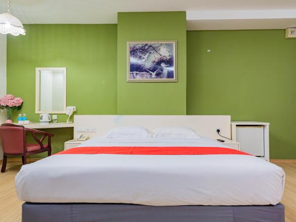 HOTEL 101 PERMAS JAYA : photo 1 de la chambre chambre lit king-size supérieure