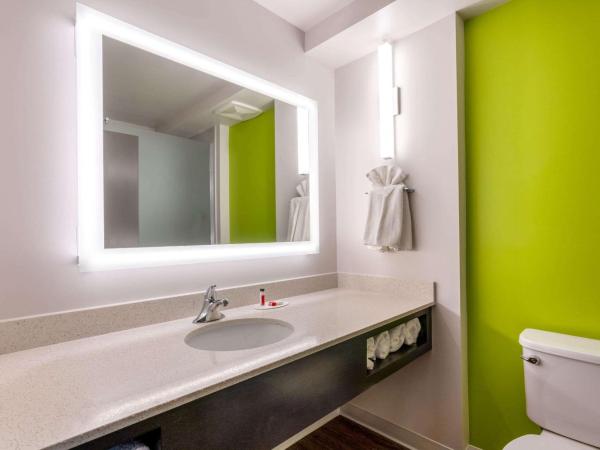 Super 8 by Wyndham Winnipeg East MB : photo 2 de la chambre chambre lit king-size - non-fumeurs