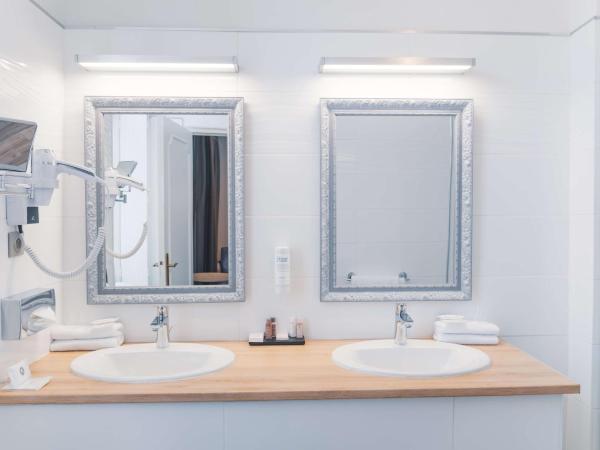 Hôtel D'Anjou : photo 4 de la chambre chambre triple deluxe avec climatisation