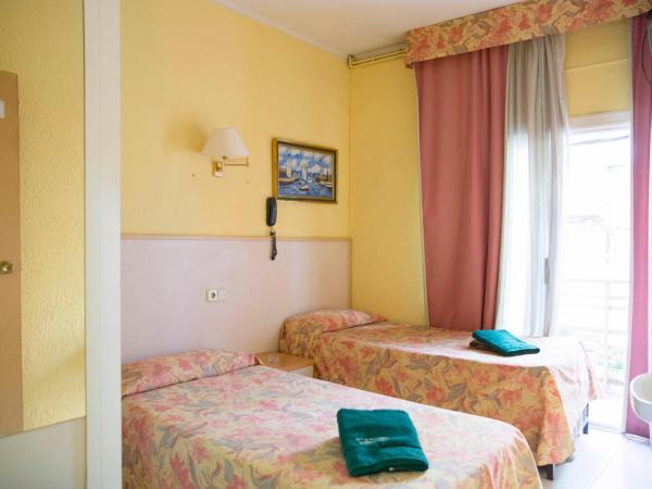 Hostal Alhambra Tarragona : photo 8 de la chambre chambre double ou lits jumeaux avec lit d'appoint et salle de bains commune
