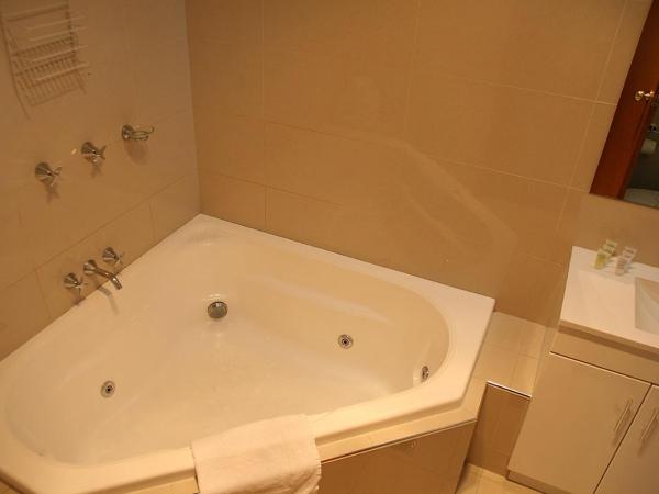 Footscray Motor Inn and Serviced Apartments : photo 1 de la chambre suite exécutive avec bain à remous