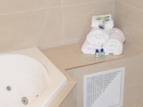 Footscray Motor Inn and Serviced Apartments : photo 6 de la chambre suite exécutive avec bain à remous