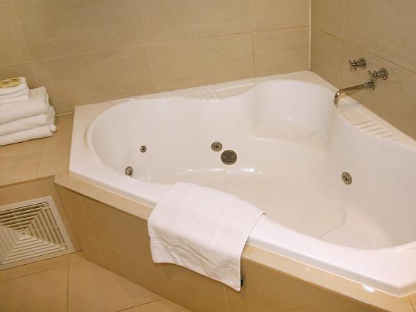 Footscray Motor Inn and Serviced Apartments : photo 5 de la chambre suite exécutive avec bain à remous