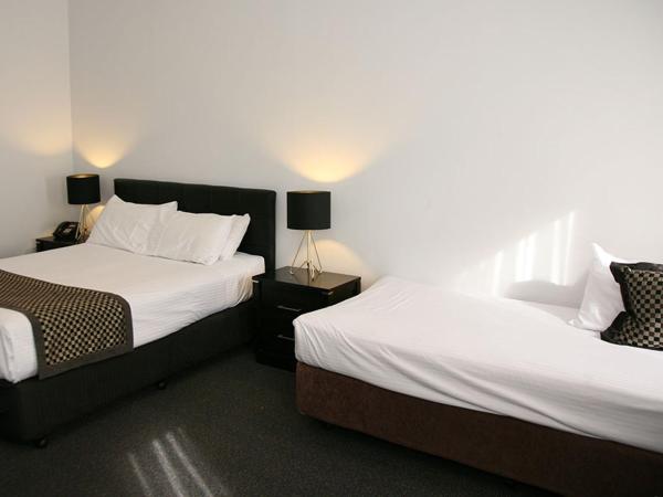 Footscray Motor Inn and Serviced Apartments : photo 3 de la chambre suite exécutive avec bain à remous