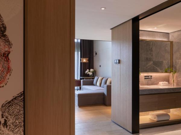 Melia Chongqing : photo 4 de la chambre the level duplex room with lake view