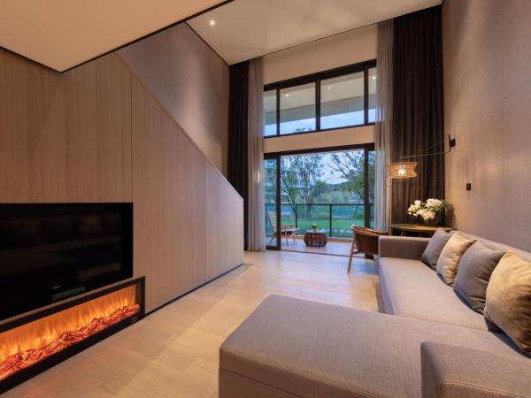 Melia Chongqing : photo 5 de la chambre the level duplex room with lake view