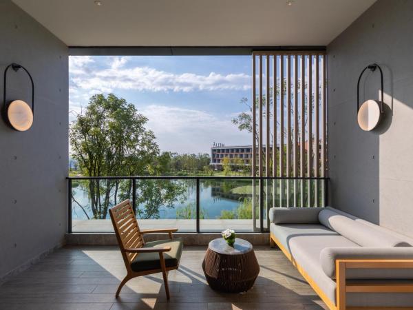 Melia Chongqing : photo 6 de la chambre the level room with lake view