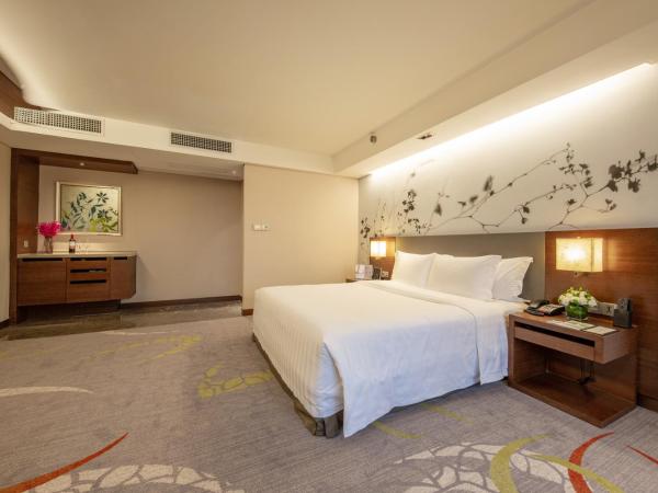 Crowne Plaza Guangzhou City Centre, an IHG Hotel - Free shuttle between hotel and Exhibition Center during Canton Fair & Exhibitor registration Counter : photo 2 de la chambre chambre king premium avec vue sur ville