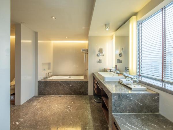 Crowne Plaza Guangzhou City Centre, an IHG Hotel - Free shuttle between hotel and Exhibition Center during Canton Fair & Exhibitor registration Counter : photo 1 de la chambre premium king room with city view - lounge access