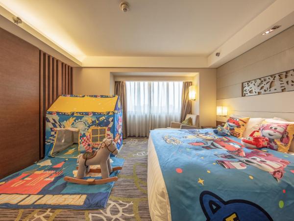 Crowne Plaza Guangzhou City Centre, an IHG Hotel - Free shuttle between hotel and Exhibition Center during Canton Fair & Exhibitor registration Counter : photo 2 de la chambre junior king suite with city view - kids theme