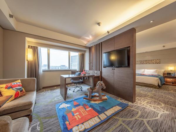 Crowne Plaza Guangzhou City Centre, an IHG Hotel - Free shuttle between hotel and Exhibition Center during Canton Fair & Exhibitor registration Counter : photo 4 de la chambre junior king suite with city view - kids theme
