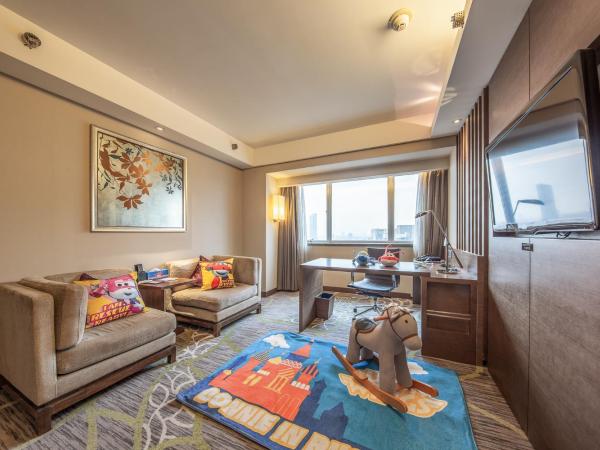 Crowne Plaza Guangzhou City Centre, an IHG Hotel - Free shuttle between hotel and Exhibition Center during Canton Fair & Exhibitor registration Counter : photo 8 de la chambre junior king suite with city view - kids theme