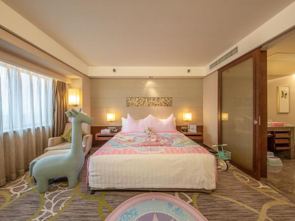 Crowne Plaza Guangzhou City Centre, an IHG Hotel - Free shuttle between hotel and Exhibition Center during Canton Fair & Exhibitor registration Counter : photo 9 de la chambre junior king suite with city view - kids theme