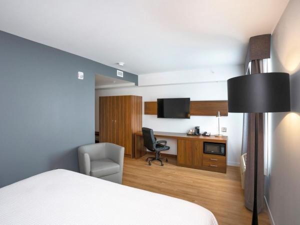 Quality Inn : photo 3 de la chambre chambre lit king-size de luxe non-fumeurs - animaux domestiques non admis.