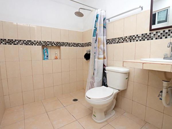 Casa de Ana - Habitación privada : photo 5 de la chambre chambre quadruple avec salle de bains privative