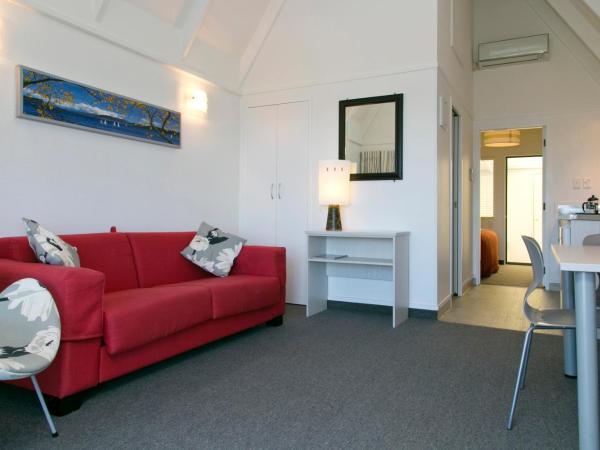 Gables Lakefront Resort : photo 8 de la chambre superior one bedroom suite with lake view & private hot pool