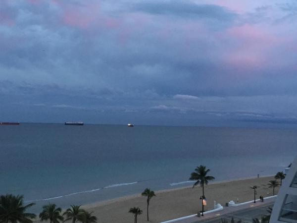 The Atlantic Hotel & Spa Condo : photo 6 de la chambre suite lit king-size - vue sur océan