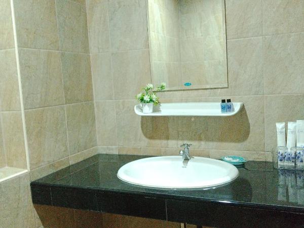 Little lotus Siam guesthouse at Rawai : photo 8 de la chambre chambre lit queen-size - vue sur jardin