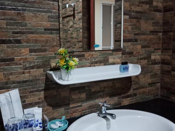 Little lotus Siam guesthouse at Rawai : photo 9 de la chambre chambre lit queen-size - vue sur jardin