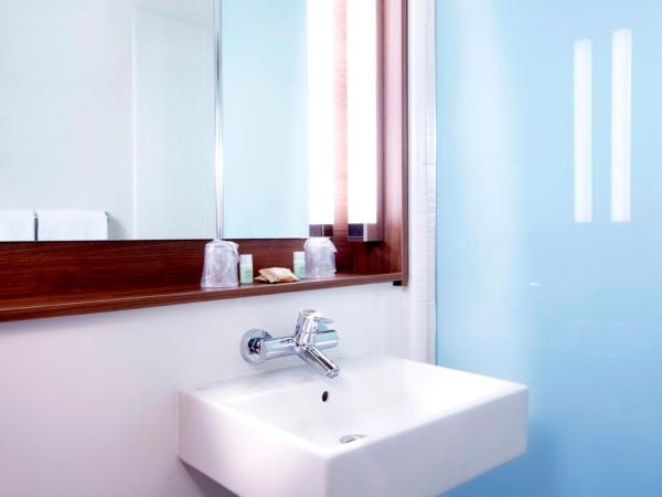 Campanile Lille Euralille : photo 7 de la chambre chambre double standard (2 adultes + 1 enfant)