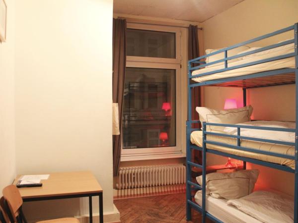 Buch-Ein-Bett Hostel : photo 7 de la chambre chambre triple avec salle de bains privative