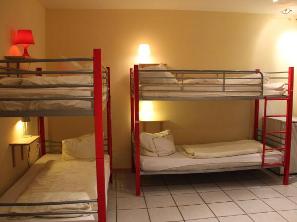 Buch-Ein-Bett Hostel : photo 5 de la chambre chambre quadruple avec salle de bains privative