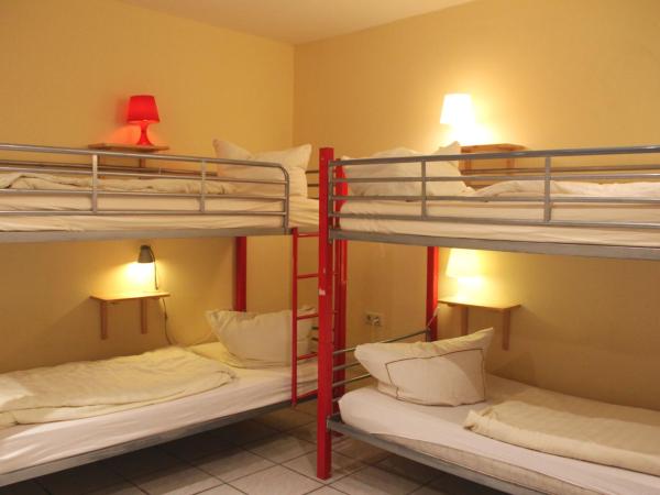 Buch-Ein-Bett Hostel : photo 6 de la chambre chambre quadruple avec salle de bains privative