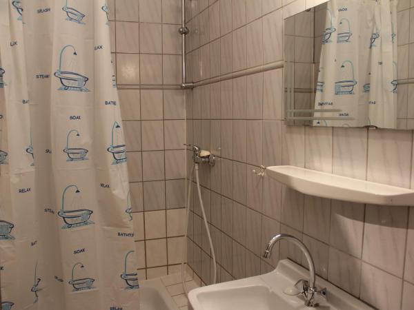 Buch-Ein-Bett Hostel : photo 3 de la chambre chambre 5 lits avec salle de bains privative