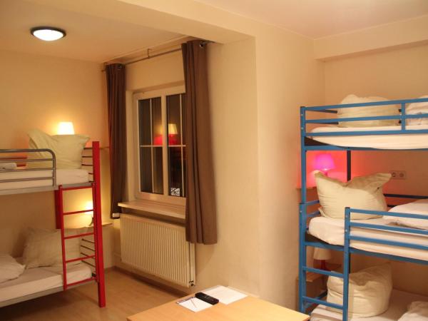 Buch-Ein-Bett Hostel : photo 4 de la chambre chambre 5 lits avec salle de bains privative