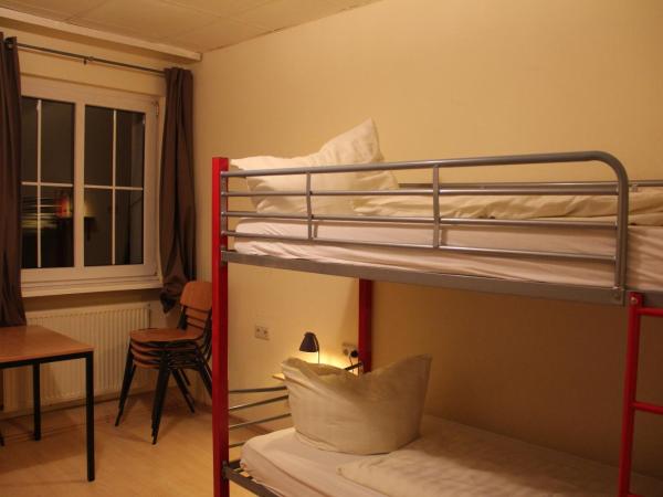 Buch-Ein-Bett Hostel : photo 2 de la chambre chambre quadruple avec salle de bains privative