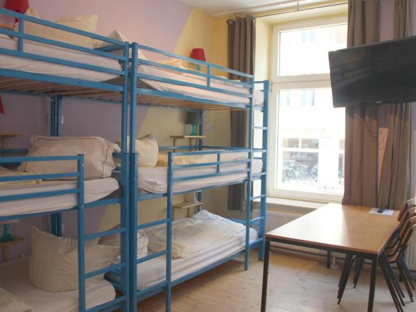 Buch-Ein-Bett Hostel : photo 3 de la chambre chambre 9 lits avec salle de bains privative