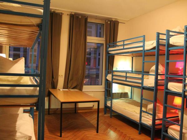 Buch-Ein-Bett Hostel : photo 9 de la chambre chambre 9 lits avec salle de bains privative