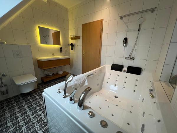 Hotel Himmel und Havel : photo 4 de la chambre chambre double avec baignoire spa - vue sur lac