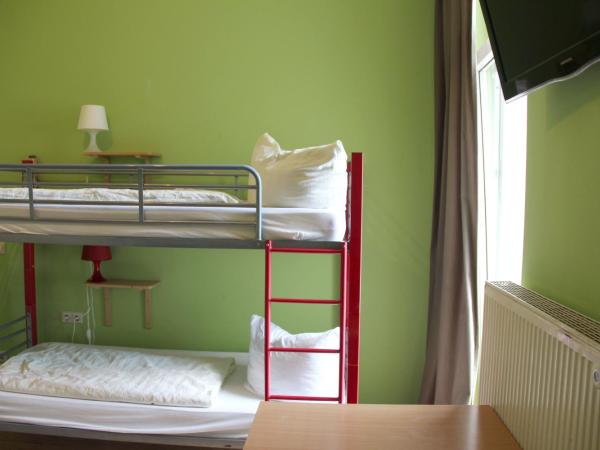 Buch-Ein-Bett Hostel : photo 6 de la chambre chambre 5 lits avec salle de bains privative