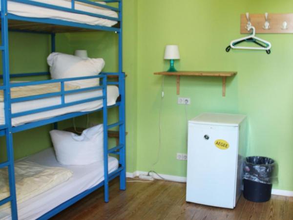 Buch-Ein-Bett Hostel : photo 7 de la chambre chambre 5 lits avec salle de bains privative