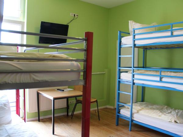 Buch-Ein-Bett Hostel : photo 2 de la chambre chambre 5 lits avec salle de bains privative