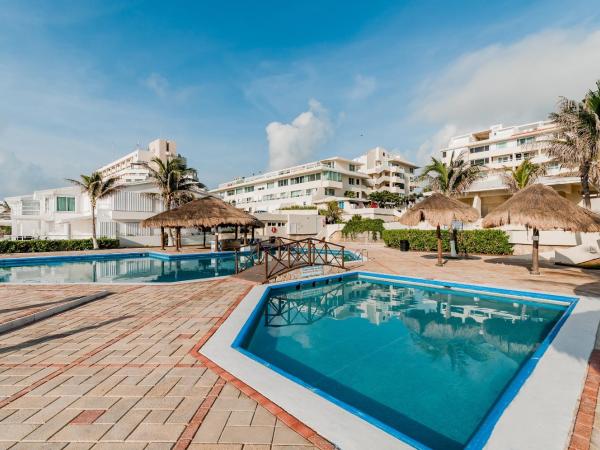Rooftop Private Jacuzzi in beach front penthouse : photo 2 de la chambre penthouse